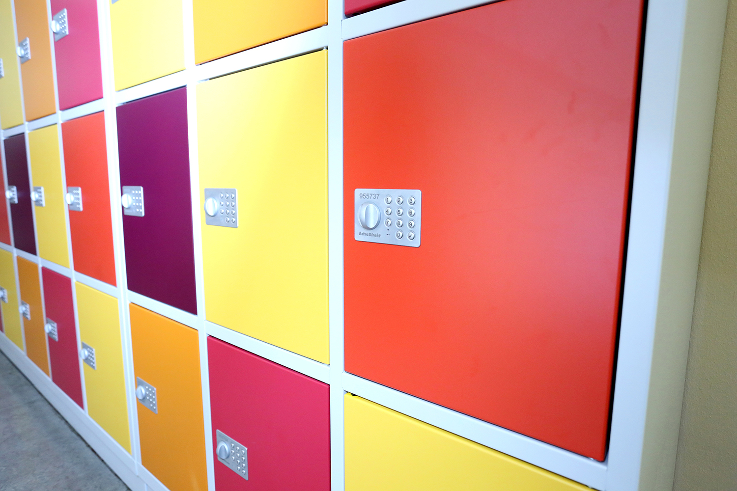 astradirect Schulschließfächer Versicherung, Debschwitzer Schule Gera Die astradirect Schulschließfächer Schutzbrief, in der Debschwitzer Schule in Gera