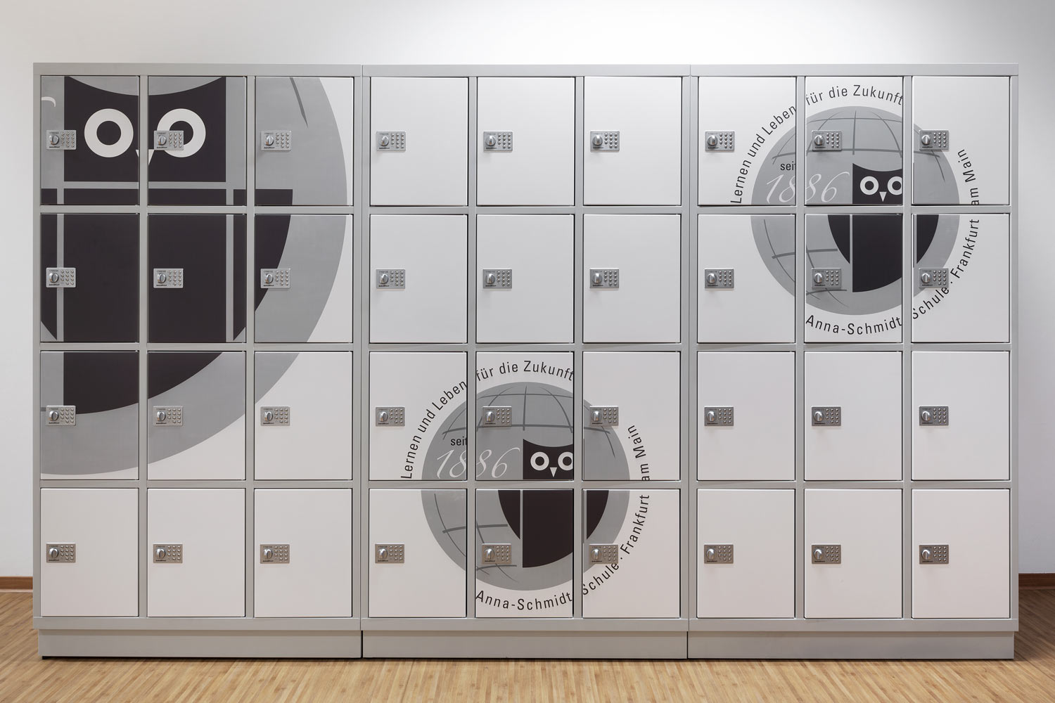 astradirect Schließfächer Versicherung, Anna Schmidt Schule in Frankfurt Die astradirect Schulschließfächer Schutzbrief, in der Anna Schmidt Schule in Frankfurt