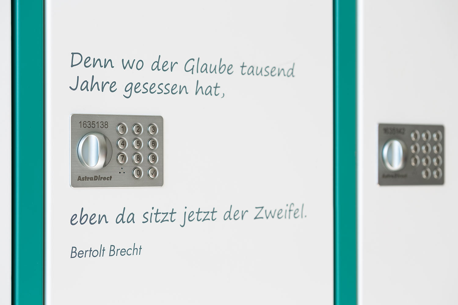 astradirect Schulschließfächer Versicherung, Bertolt Brecht Gymnasium Berlin Die astradirect Schulschließfächer Schutzbrief, im Bertolt Brecht Gymnasium in Berlin