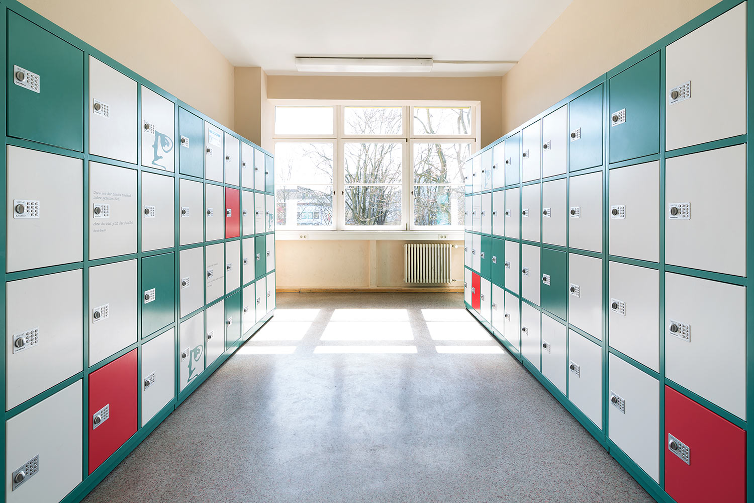 astradirect Schulschließfächer Versicherung, Bertolt Brecht Gymnasium Berlin Die astradirect Schulschließfächer Schutzbrief, im Bertolt Brecht Gymnasium in Berlin